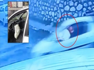 Beylikdüzü'nde yoldaki çukura giren aracın hava yastığı