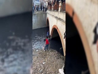 Esenyurt'ta polisten kaçan şüpheli dere yatağında yakalandı