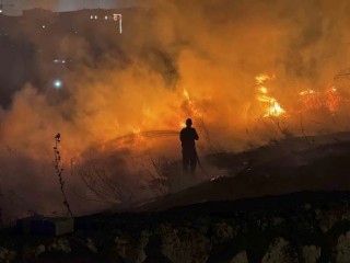 Beylikdüzü’nde caminin bahçesinde çıkan yangın korkulara neden oldu