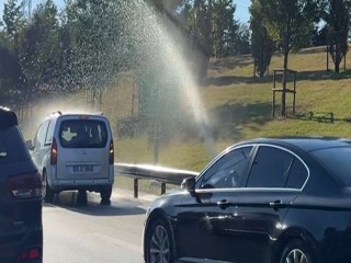 İBB’nin sulama sistemi bozulunca, sürücüler araçlarını yıkadı!