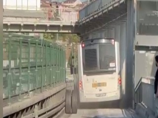 Metrobüsün tekerlekleri fırladı! Faciadan dönüldü