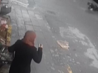 Esenyurt'ta kargo aracının çarptığı adam metrelerce savruldu!