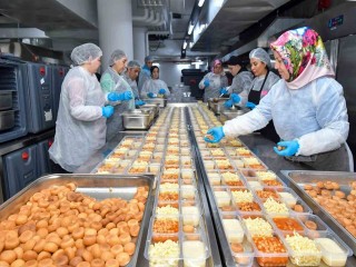 Esenyurt’ta aşevinde hazırlanan iftar yemekleri binlerce sofraya ulaşıyor