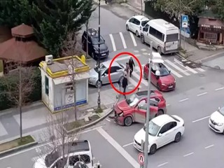 Esenyurt'ta kaza yapan sürücü diğer aracın camına tekme attı