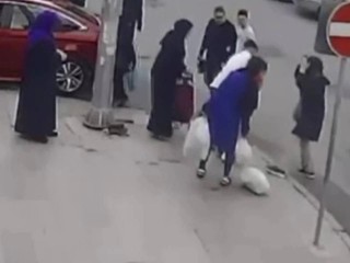 Esenyurt’ta boğazına şeker kaçan Çocuğu, esnaf kurtardı!