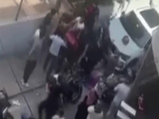 Esenyurt'ta şüphe üzerine durdurulan aile polise saldırdı!