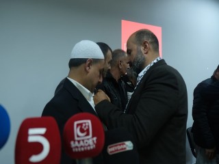 Başkan Aygün, yeni parti üyelerine rozetlerini taktı