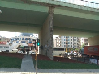 Esenyurt’ta betonları dökülen köprü tehlike saçıyor