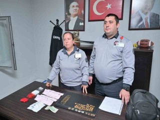 Esenyurt’ta Duyarlı Davranış: Parkta Unutulan 1 Milyon 200 Bin Lira Değerindeki Ziynet Eşyası Sahibine Teslim Edildi