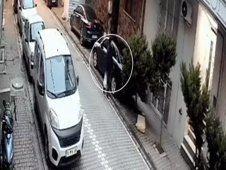 Esenyurt’ta kaldırıma park edilen araçları çizdi