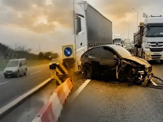 Otopilottaki Tesla karşı şeride daldı: O anlar kamerada