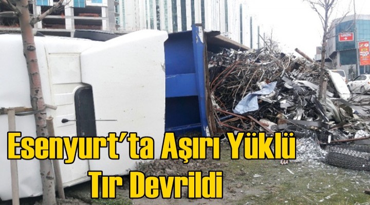 Esenyurt'ta aşırı yüklü TIR devrildi